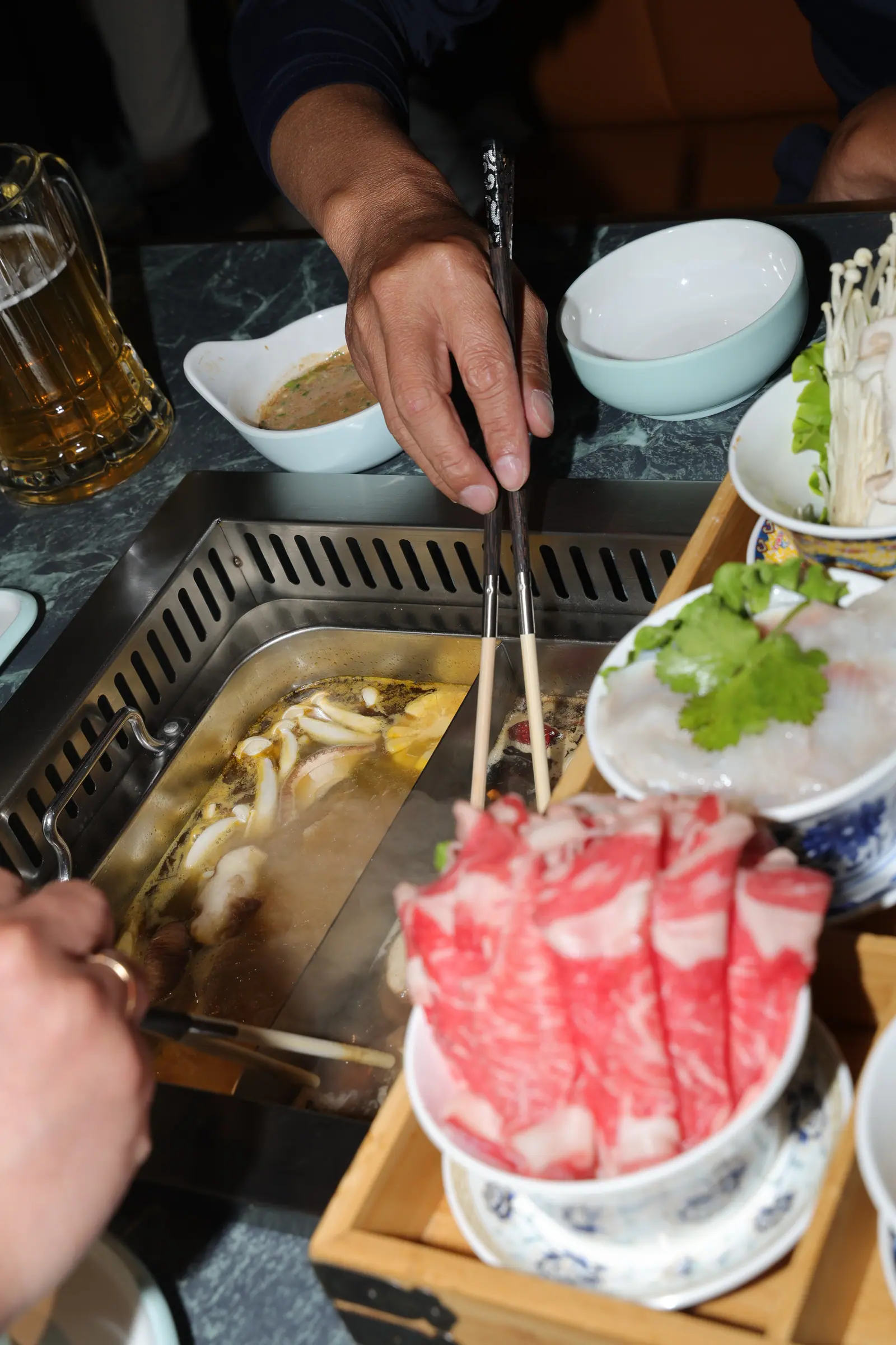 Stół hot pot w Gulu Gulu